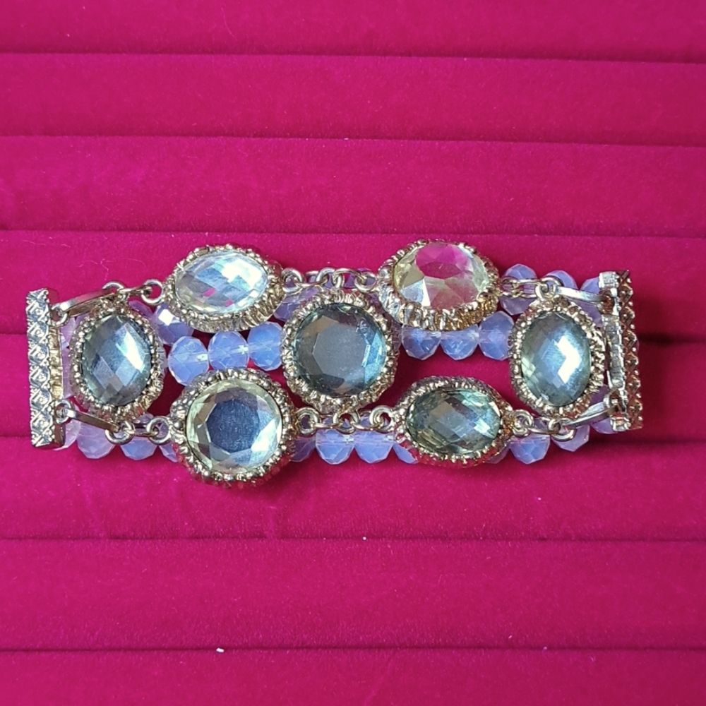 Stretch bracelet with white beads and gold metal with clear crystals